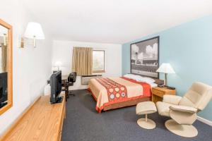 West PointWest Point Inn & Suites的配有一张床和一台平面电视的酒店客房
