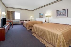 伯克利圣路易斯旅游旅馆的酒店客房设有两张床和一台平面电视。