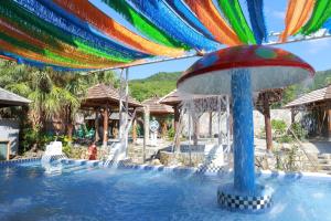 车城牡丹风情温泉行馆 的一个带彩虹的游泳池中的喷泉
