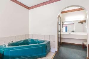 韦斯拉科速8酒店的一间浴室