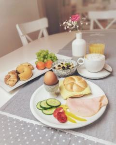 施泰格斯巴赫Landhotel Stegersbach的一张桌子,上面放着两盘食物
