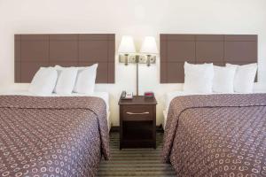 锡达福尔斯锡达福尔斯速8酒店的酒店客房设有两张床和一张带两盏灯的桌子。