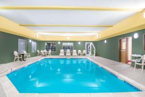 EllisDays Inn by Wyndham Ellis的客房内的大型游泳池,有蓝色的水