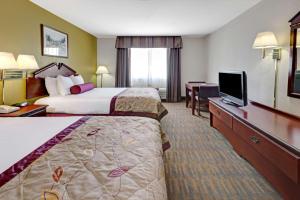 埃尔里诺贝蒙特酒店及套房客房内的一张或多张床位