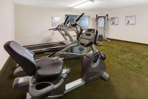 埃尔里诺贝蒙特酒店及套房的健身中心和/或健身设施
