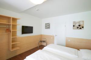 索斯特索斯特城市汽车旅馆的一间卧室配有一张床,墙上配有电视