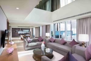 马斯喀特马斯喀特千禧国际酒店的客厅配有沙发和桌子