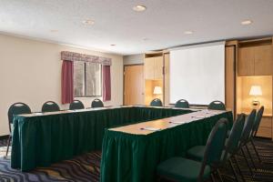 洛根洛根贝蒙特套房酒店 的一间会议室,配有长桌子和椅子