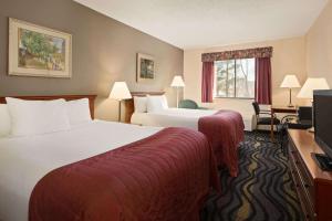 洛根洛根贝蒙特套房酒店 的酒店客房设有两张床和电视。