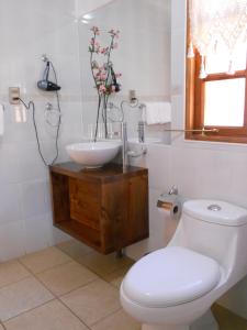 帕斯特内上尉镇L'Emiliano Cabañas-Ristorante的浴室配有白色卫生间和盥洗盆。