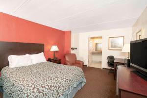凯夫城洞穴城温德姆戴斯酒店的配有一张床和一台平面电视的酒店客房
