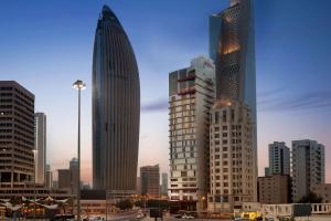 科威特Ramada Encore by Wyndham Kuwait Downtown的城市中一群高大的建筑
