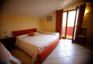 Aci SantʼAntonio卡萨洛托住宿加早餐旅馆的一间卧室设有两张床和窗户。