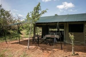 NaboishoBasecamp Wilderness的帐篷配有桌子和椅子
