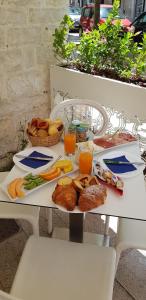 特拉尼托伦特安蒂科住宿加早餐旅馆的餐桌上放有食物和橙汁