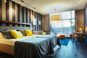 斯泰农松德斯特努斯巴登游艇俱乐部酒店的一间卧室设有一张大床和一个大窗户