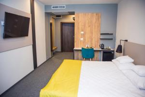 比斯特里察比斯特里察酒店的客房设有床、书桌和电视。