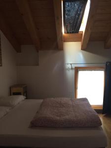 圣博沃Lausen Vil的一间卧室设有一张大床和窗户