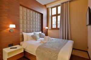 贝尔格莱德Hotel Passpartù Home Garni的酒店客房设有床和窗户。