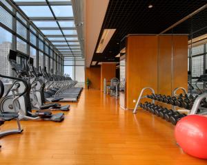 北京北京中奥马哥孛罗大酒店的健身房设有排跑步机和健身器材