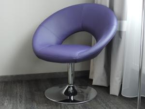 巴特伊堡祖姆杜瑞贝格酒店的窗帘旁的房间里一张紫色椅子