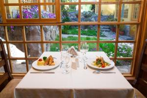乌鲁班巴阿马鲁山谷酒店的一张白色桌子,上面有两盘食物