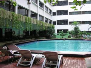 曼谷曼谷亚洲酒店的大楼前的游泳池