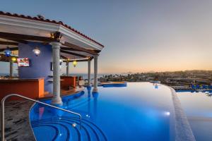 卡波圣卢卡斯El Encanto All Inclusive Resort的海景度假酒店的游泳池