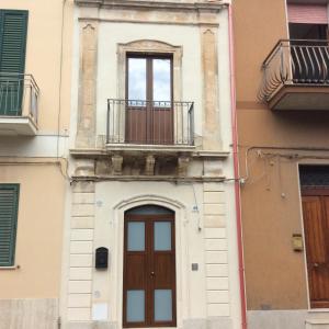 阿沃拉Tonsorim Affitti brevi的一座带门和阳台的建筑