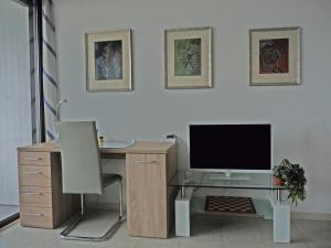 威斯巴登Ferienwohnung-Wiesbaden-Top3的办公室,带桌子,有显示器和椅子