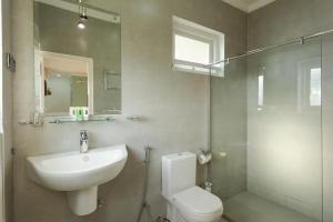 本托塔海景酒店的一间带水槽、卫生间和镜子的浴室
