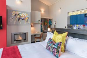 白河Bluemere Living的一间卧室配有一张床和一个壁炉