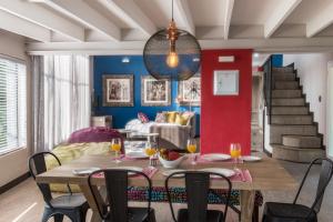 白河Bluemere Living的一间带桌椅和红色墙壁的用餐室