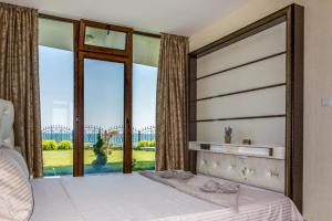拉夫达Apartcomplex Golden Bay的一间卧室设有一张床和一个大窗户