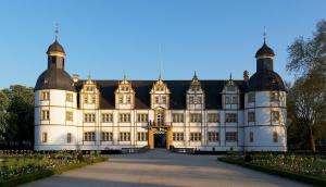 帕德博恩Hotel am Schloss的黑色屋顶的白色大建筑