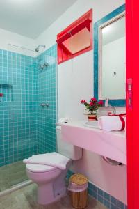 普拉亚多罗莎温托斯旅馆的一间带卫生间、水槽和镜子的浴室