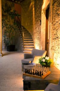 莫雷利亚卡萨马德罗精品酒店的一间设有棋盘和楼梯的房间