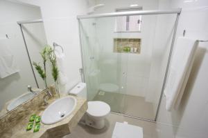 戈亚尼亚New Concept Hotel的带淋浴、卫生间和盥洗盆的浴室