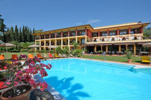 加尔达Villa Madrina Lovely and Dynamic Hotel的大楼前设有游泳池的酒店