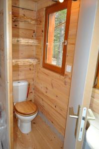 Valderoure卡巴内德格纳泽莱斯假日公园的木墙浴室设有卫生间