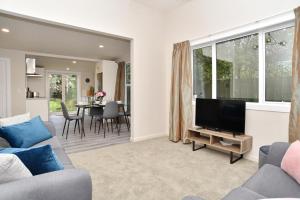 基督城Albemarle Villa - Christchurch Holiday Homes的带沙发和平面电视的客厅
