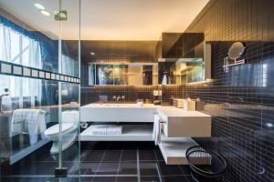 苏州苏州苏哥利酒店的带浴缸、盥洗盆和卫生间的浴室