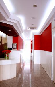 法蒂玛拉古阿多斯帕斯陀林豪斯酒店的建筑中带有红色和白色墙壁的走廊