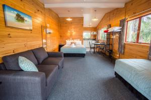 纳尔逊尼尔森市十大假日公园的客厅配有沙发和1张床