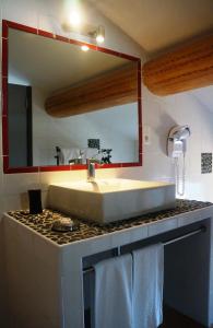 尔萨圣让酒店的一间带水槽和镜子的浴室