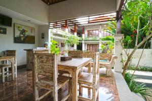 努沙杜瓦阿维萨拉别墅及套房度假村的一间带木桌和椅子的用餐室