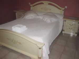 AfaVilla Pastriccialone的白色的床,配有白色的床单和毛巾