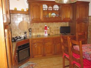 AfaVilla Pastriccialone的厨房配有木制橱柜和台面