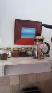 阿古拉斯吉夫特民宿的一个带罐子和咖啡壶的架子