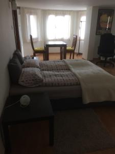 拿撒勒米利‘安短租旅馆的一间卧室配有一张大床和桌椅
